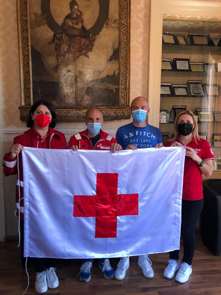 GIORNATA DELLA CROCE ROSSA – A Patti e Brolo al comune la bandiera crociata