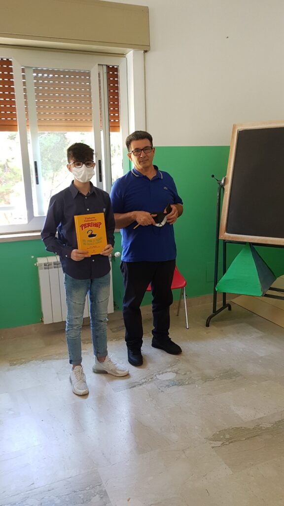 UMBERTO GALIBERTI – Al “Comprensivo” di Brolo presentato “Perché? 100 storie di filosofi per ragazzi curiosi”