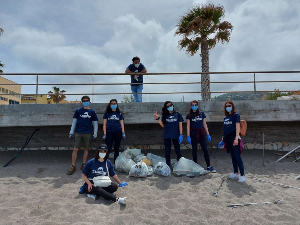 CAPO D’ORLANDO – L’Assessore Colombo: “Grazie al gruppo Plastic free per la pulizia della spiaggia”