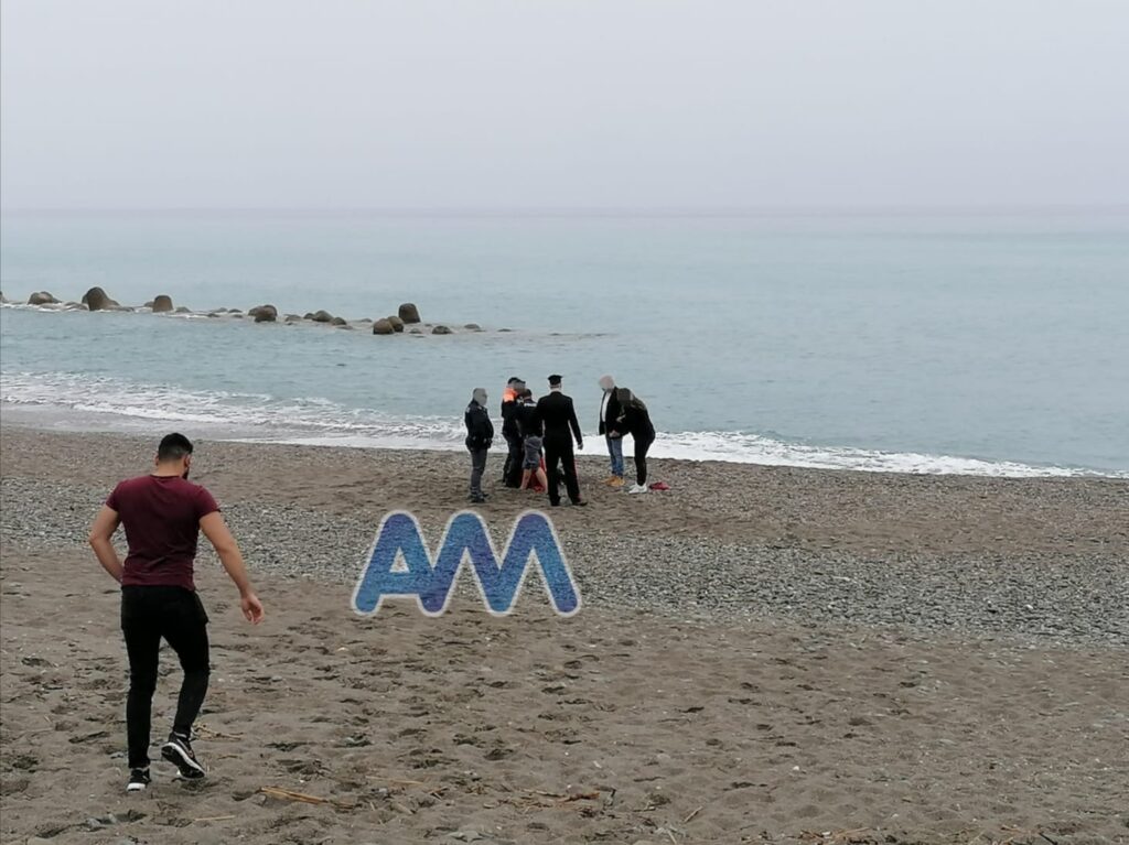 CAPO D’ORLANDO – 60enne si getta in mare