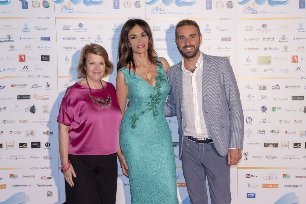 SALINA COVID FREE – Dall’1 al 4 luglio il decennale del Premio Troisi con madrina Maria Grazia Cucinotta