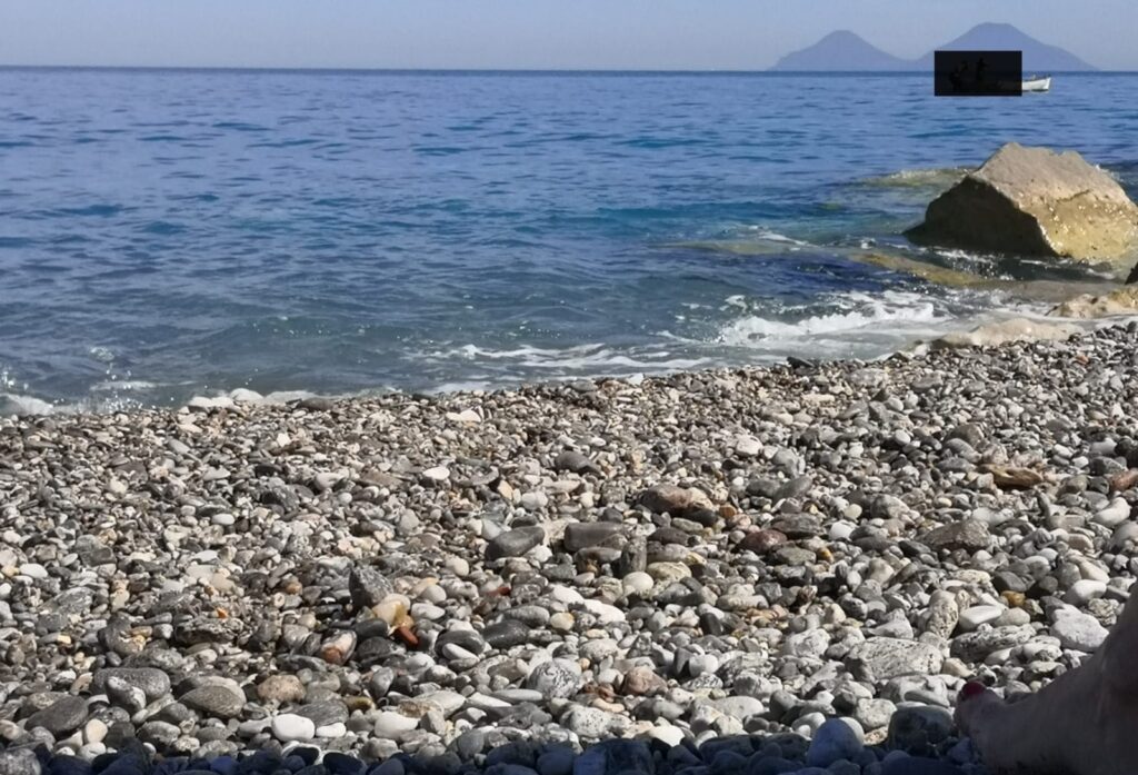 PESCA VIETATA – Stende le sue reti a pochi metri dalla spiaggia. Il rito della pesca vietata lungo gli arenili nebroidei