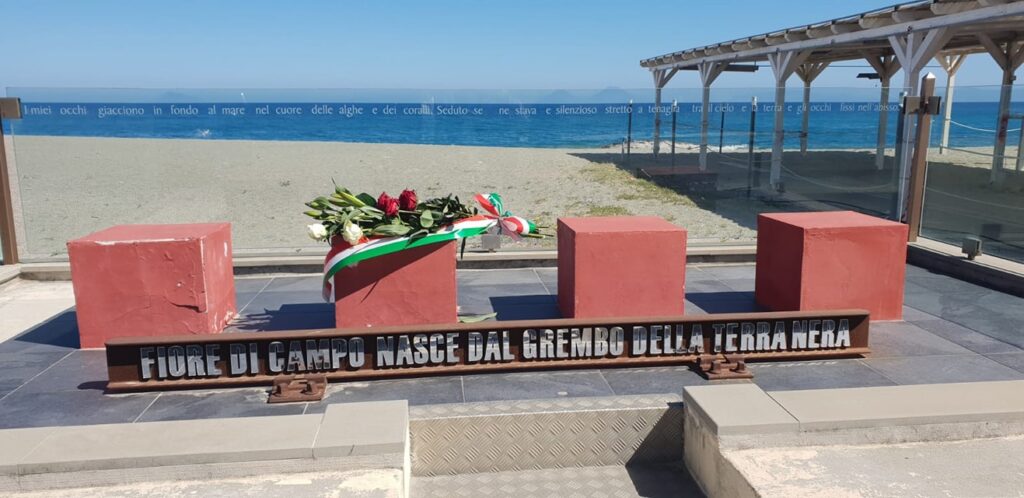 BROLO RICORDA – L’omaggio alle stele che ricordano Livatino, Moro e la sua scorta e Peppino Impastato