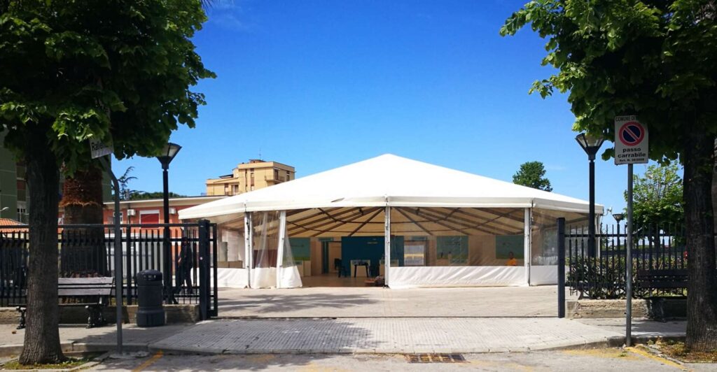 LA FOTO – Tutto pronto al palatenda di Brolo per l’Hub vaccinale
