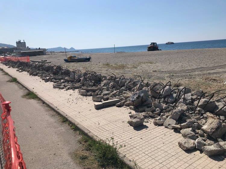 BROLO – Il muretto sul lungomare non c’è più!