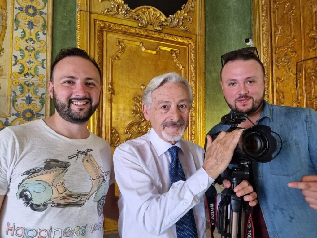 CERVELLI IN FUGA E RACCOMANDAZIONI – I Bellamorèa denunciano il sistema e valorizzano i ricercatori italiani che lavorano all’estero