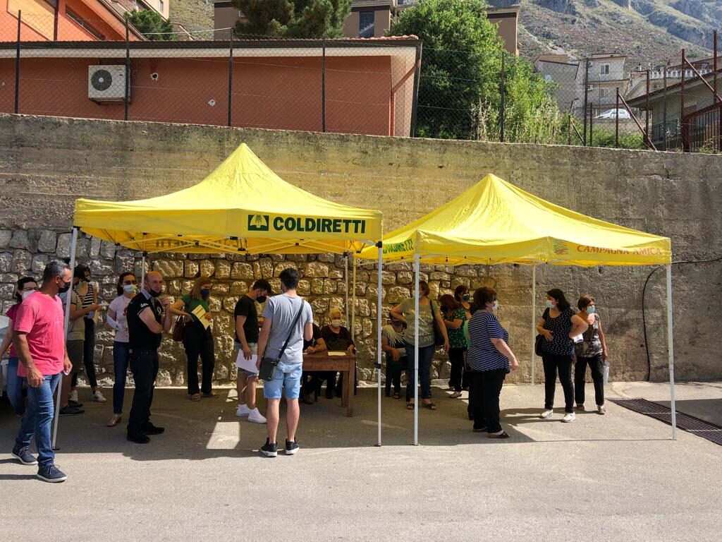 COVID – Ad Alcara li Fusi vaccino con in regalo bottiglietta olio Coldiretti
