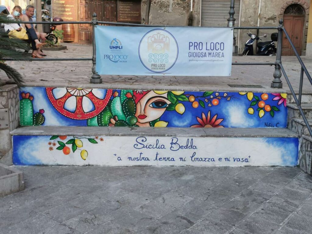 GIOIOSA MAREA – “Sicilia bedda” a piazza Mercato l’opera realizzata da Carmela Natoli