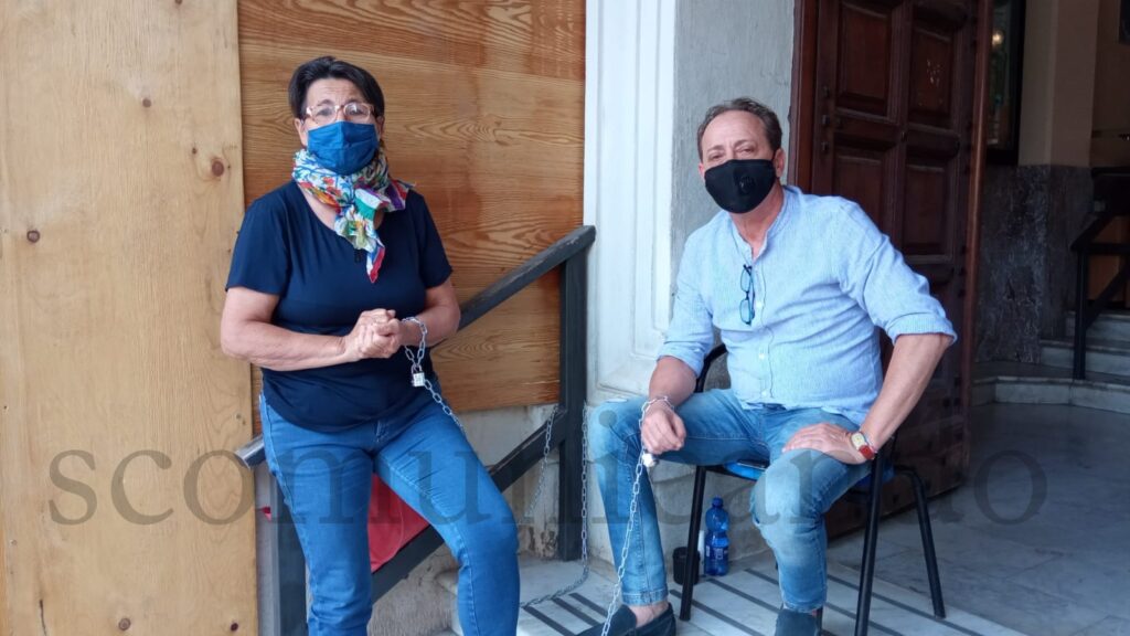 INCATENATI – Sale di tono la protesta degli impiegati comunali orlandini