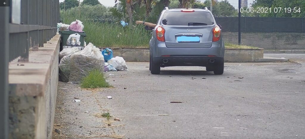 MILAZZO – Lotta agli incivili del rifiuto. Fotocamera “becca” un automobilista