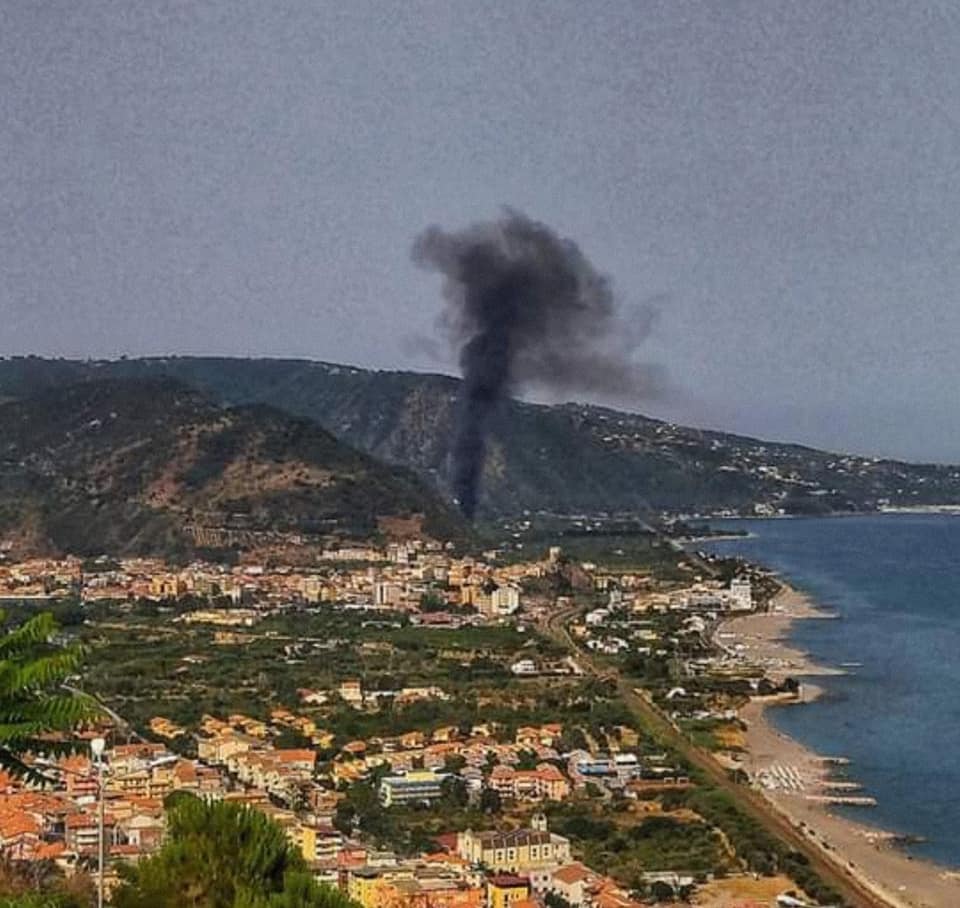 INCENDIO – La colonna di fumo e la denuncia sul web