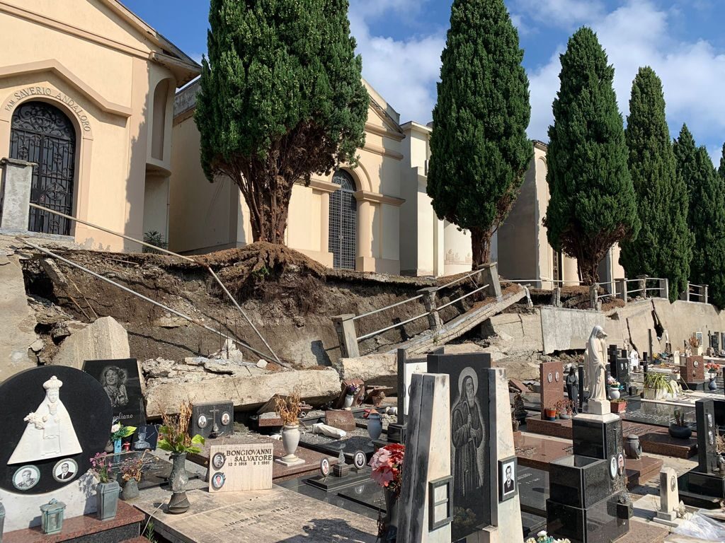 MILAZZO – Nuovo crollo del muro di contenimento all’interno del cimitero comunale. Area interdetta