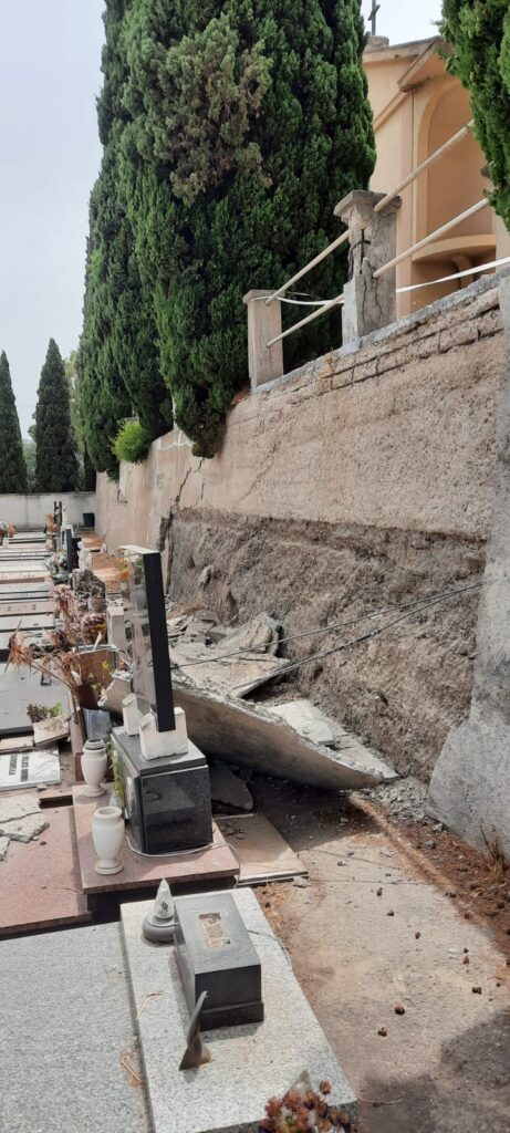 MILAZZO – Crolla ampia porzione del muro di contenimento all’interno del cimitero comunale