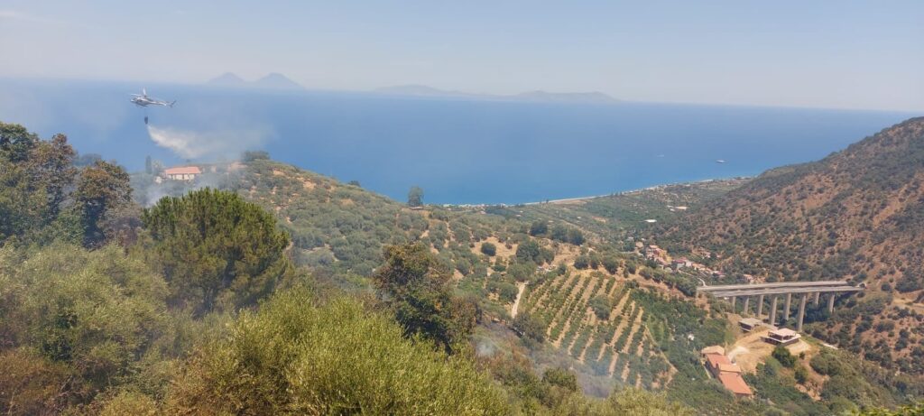 INCENDIO DI NASO – Il sindaco fa il punto. E’ sotto controllo ma ci sono ancora focolai e ringrazia i volontari