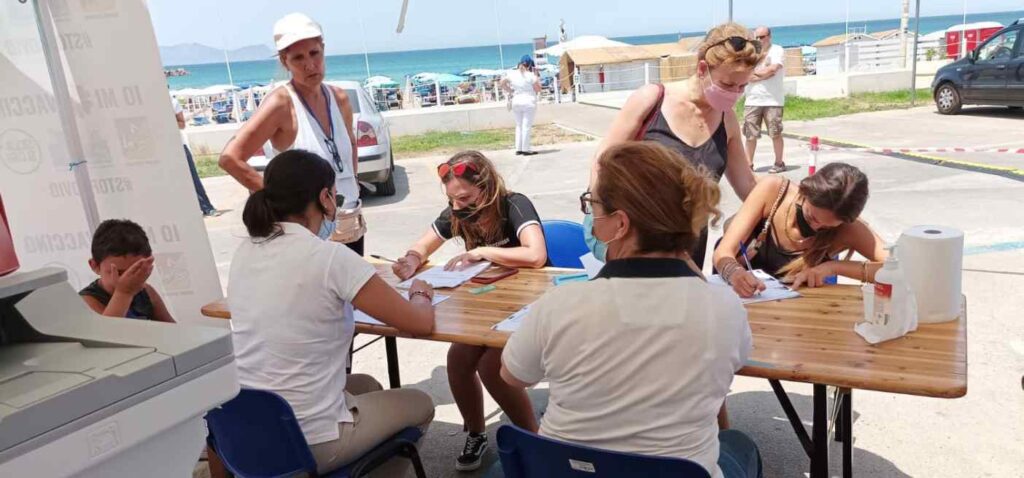 SICILIA – Parte la campagna di “vaccinazione a tappeto”. Somministrazioni su posto di lavoro, luoghi turistici