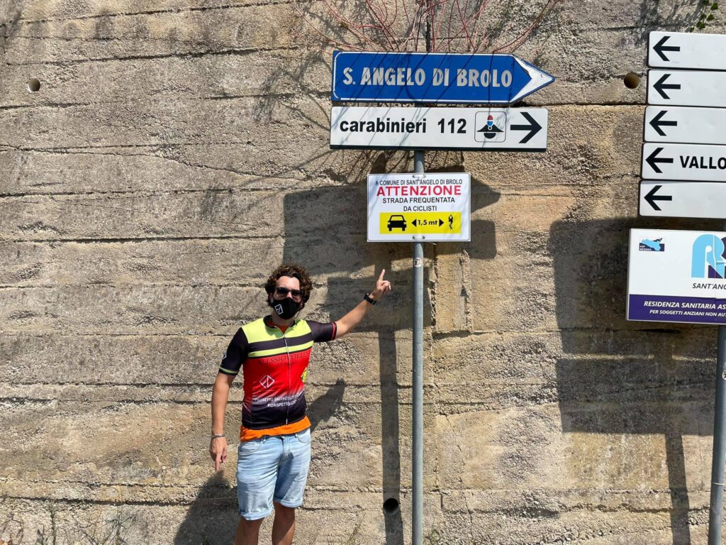 SANT’ANGELO DI BROLO TUTELA I CICLISTI – Installati ben dodici cartelli