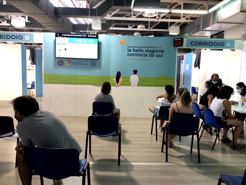 VACCINI – Ieri le prime dosi ai prenotati per i vaccini senza ago a Messina. Tra i primi un signore di Milano