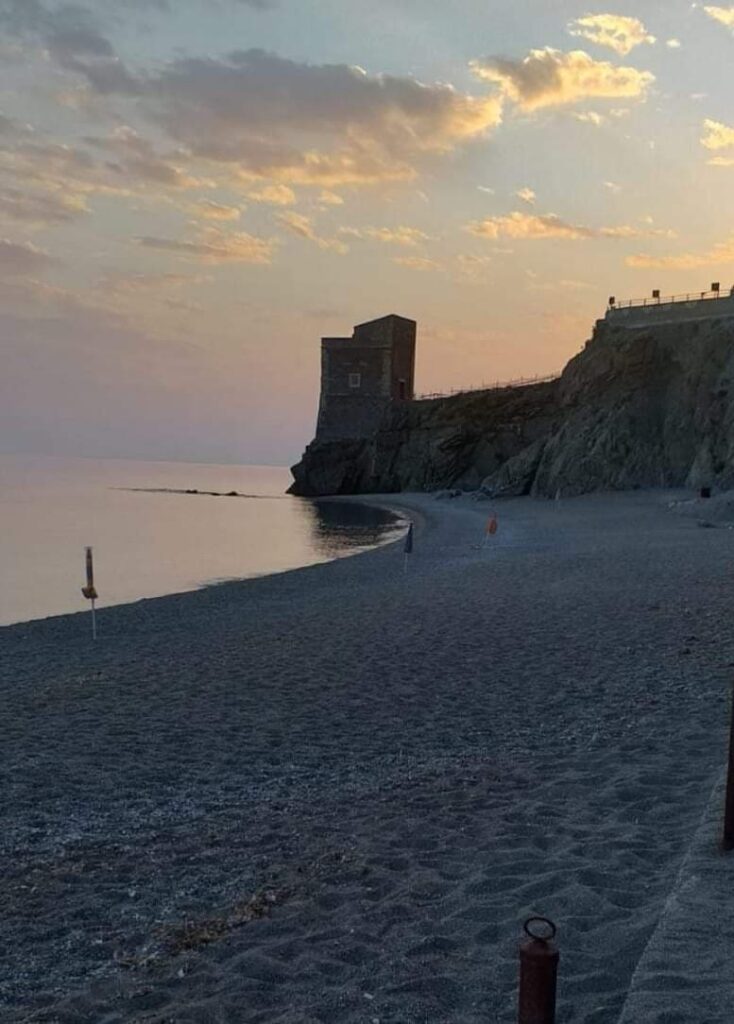 PIRAINO – Sequestrati ombrelloni in spiaggia