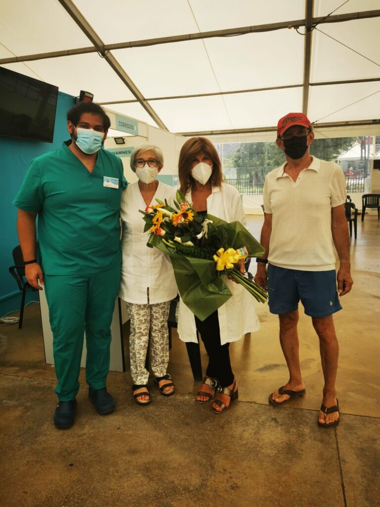 GRAZIE – Fiori, dai turisti, ai medici dell’Hub vaccinale di Brolo