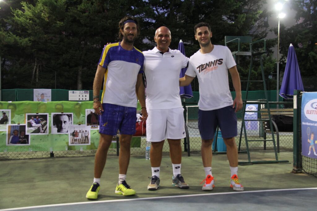 TENNIS A BROLO – Tra Campioni, ricordi, emozioni e fair play, il “campo1” si intitola a Carmelo Fonti