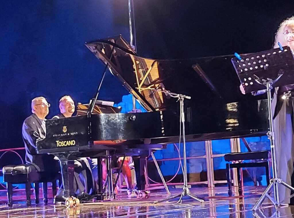 GILDA & GLI ALTRI – Uno spettacolo dal livello artistico stellare ha incantato gli spettatori al teatro di Tindari