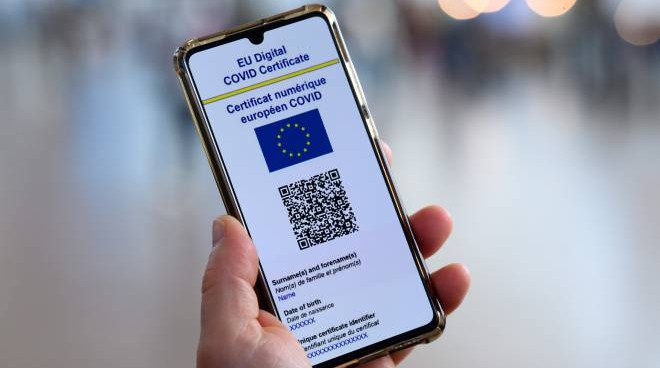 GREEN PASS – Da oggi obbligatorio per trasporti a lunga percorrenza e scuola