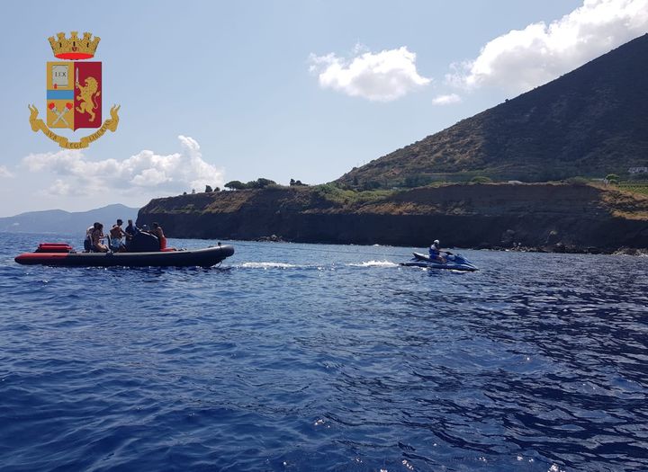 SALINA – Gli acquascooter della Polizia soccorrono bagnanti e imbarcazioni in difficoltà