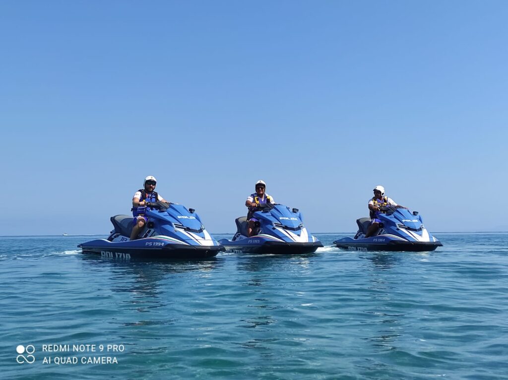SPIAGGE SICURE – Anche a Brolo la Polizia sugli scooter a vigilare. Ed il sindaco dice “grazie”