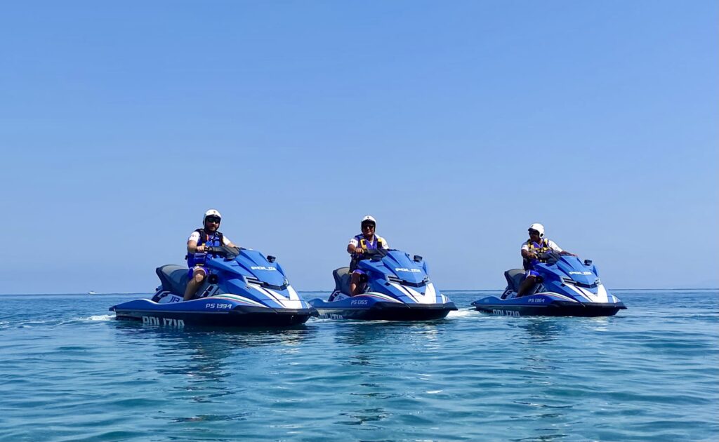 BROLO – Gli acquascooter della Polizia di Stato soccorrono bagnante in difficoltà