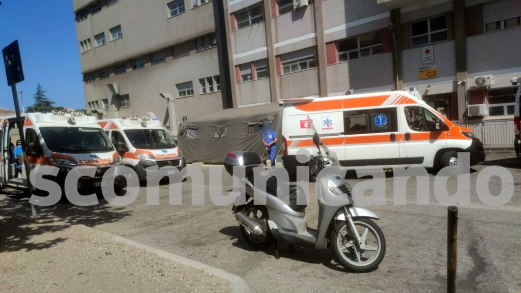 KAOS – Trenino di ambulanze al Policlinico. Ricoveri in tilt