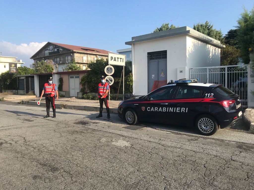 PATTI – Sedia contro i Carabinieri intervenuti in soccorso di una donna, arrestato 44enne