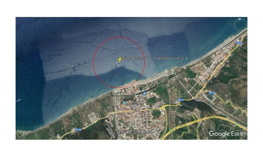 DIVIETI – A Brolo interdetto il “Mare” nei pressi dello scoglio e chiusi gli asili
