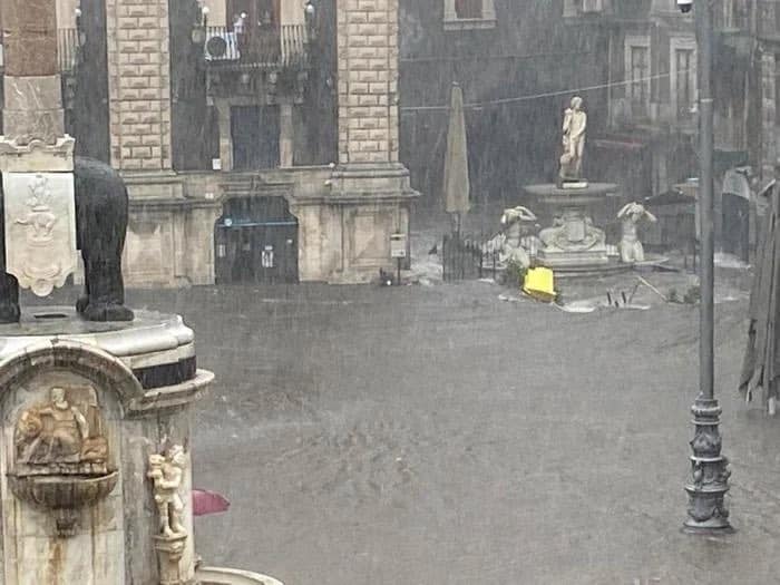 L’URAGANO ALLE PORTE – Non si placa l’ondata di maltempo