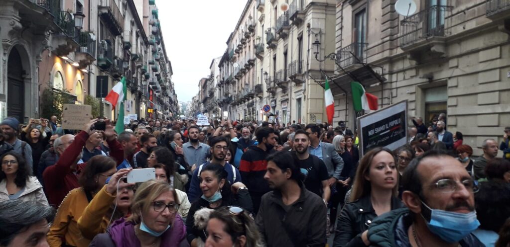 MANIFESTAZIONI ANTI GREEN PASS – Catania ha risposto così
