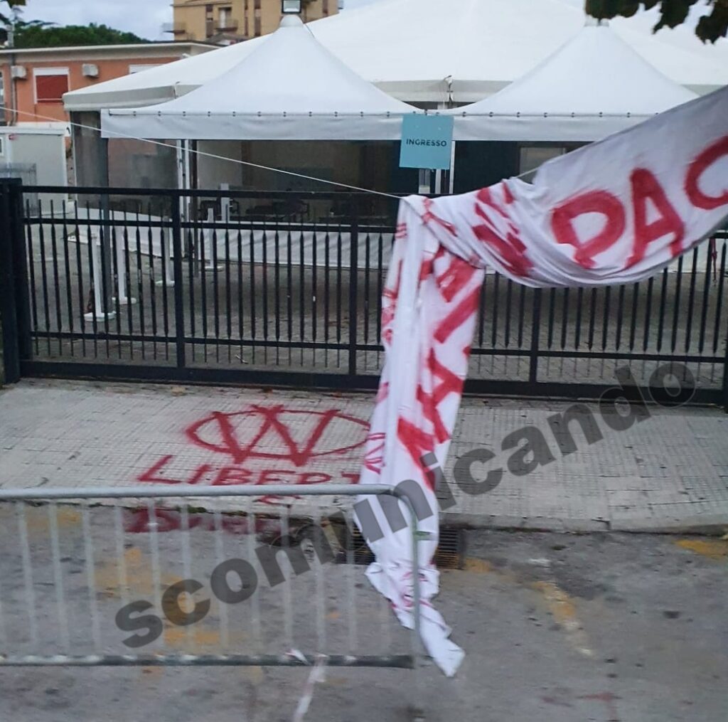 NO VAX – A Brolo un grande striscione all’Hub vaccinale