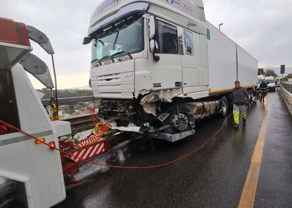 AUTOSTRADE SICILIANE – Grave incidente di un camion in tangenziale, rallentamenti e uscite obbligatorie