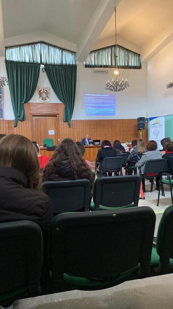 PATTI – Gli studenti del “Classico” all’incontro indetto dall’associazione La Clessidra “No al silenzio”