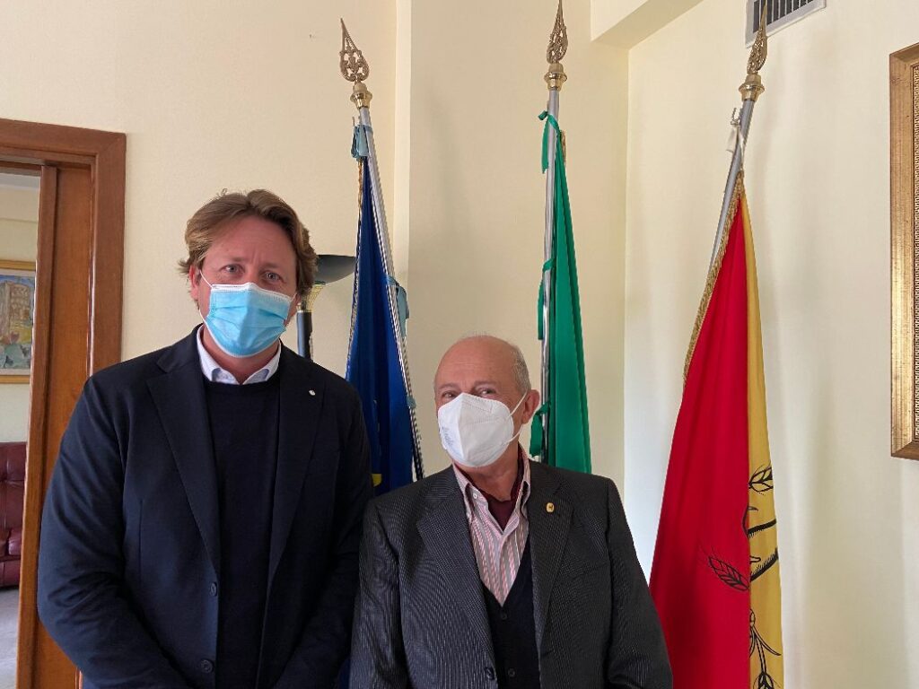 ASSESSORI AL TURISMO – Daniele Greco, assessore di Patti,  incontra l’assessore regionale Manlio Messina