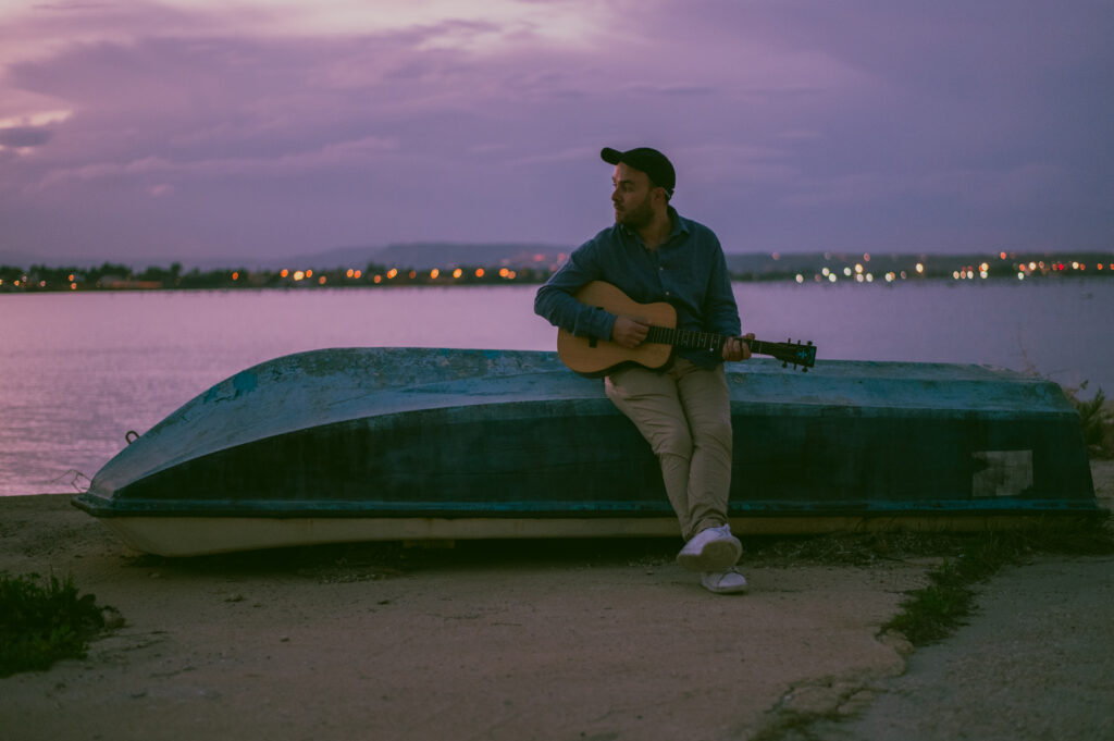 FIUMARA D’ARTE – Il nuovo Videoclip di Oreste Muratori  realizzato nel suggestivo Labirinto di Arianna e all’Atelier sul Mare