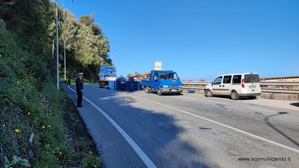 CAPO D’ORLANDO – Autocarro perde il carico a Testa di Monaco