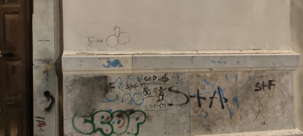 MILAZZO – Vandali mortificano l’ingresso del Duomo. Dura presa di posizione del sindaco