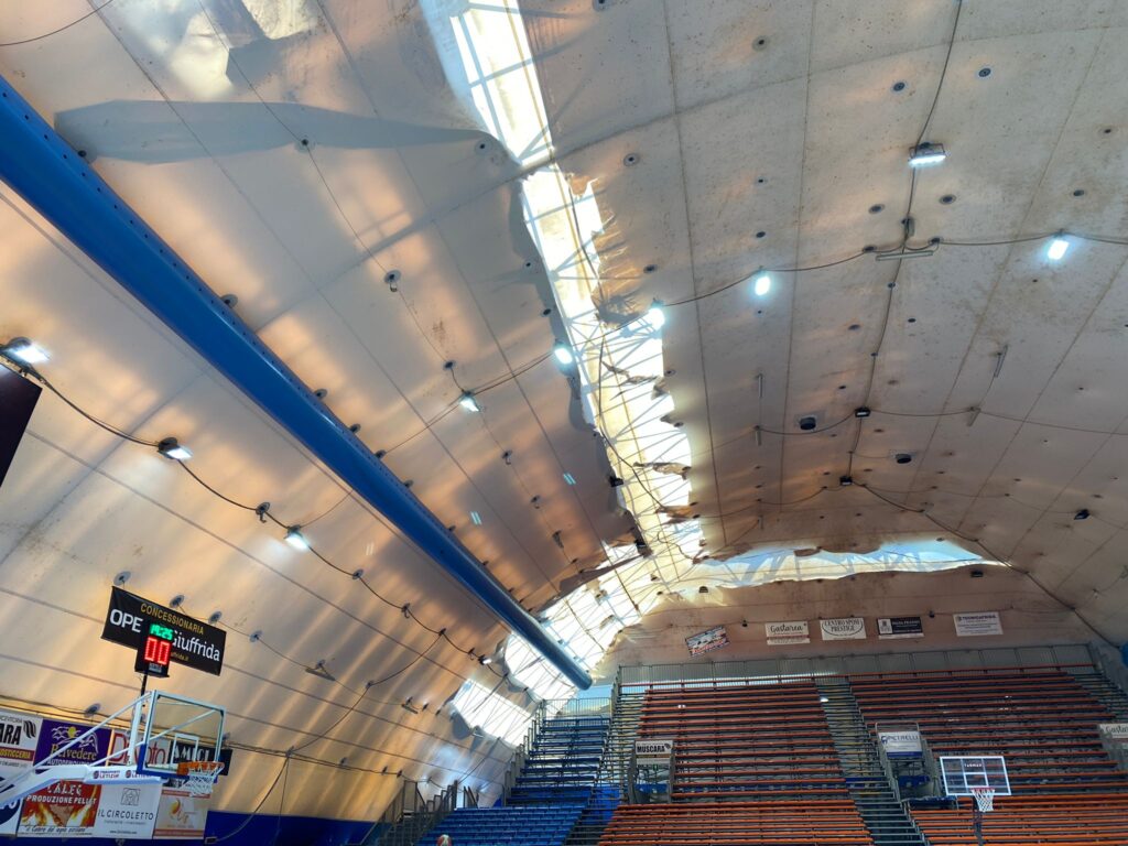 CAPO D’ORLANDO – Squarcio nella copertura del PalaFantozzi, il DG Venza: “La situazione è grave. Rischi non percepiti fino in fondo”