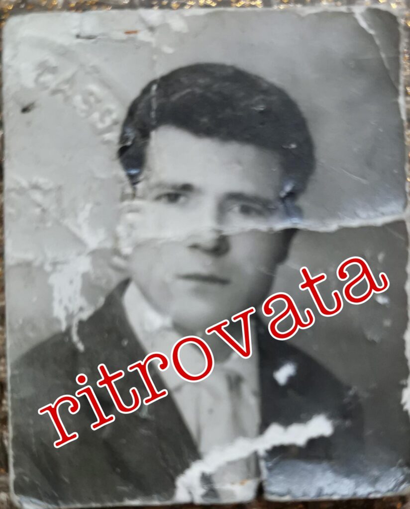 LA FOTO – Ritrovata a Brolo un’antica fototessera… perduta in strada