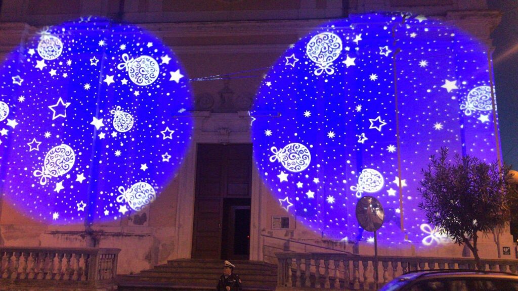 LA FOTO – Il “Natale” sulla facciata della chiesa di Brolo