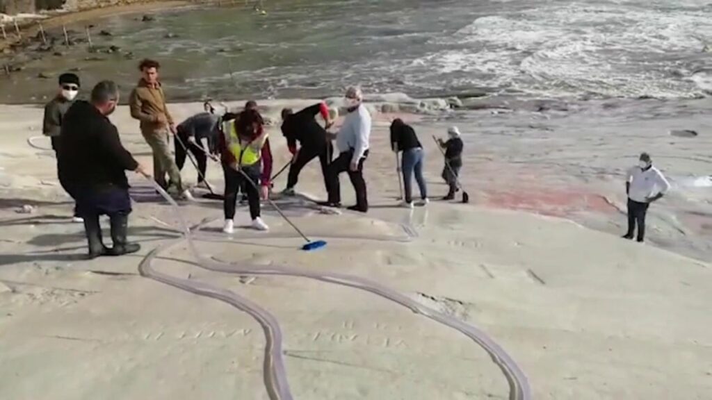 LA MEGLIO GIOVENTU’ –  Ripulita la Scala dei Turchi. E’ stata una bella pagina della ‘meglio gioventù’ siciliana”