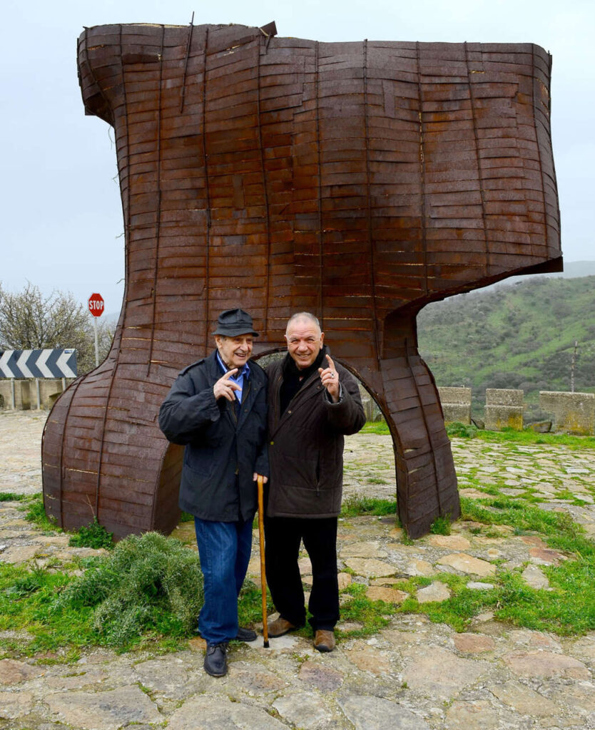 PAOLO SCHIAVOCAMPO – Lutto nel mondo dell’arte, scompare il grande scultore siciliano autore dell’ultima scultura monumentale “Una curva gettata alle spalle del tempo” di Fiumara d’Arte