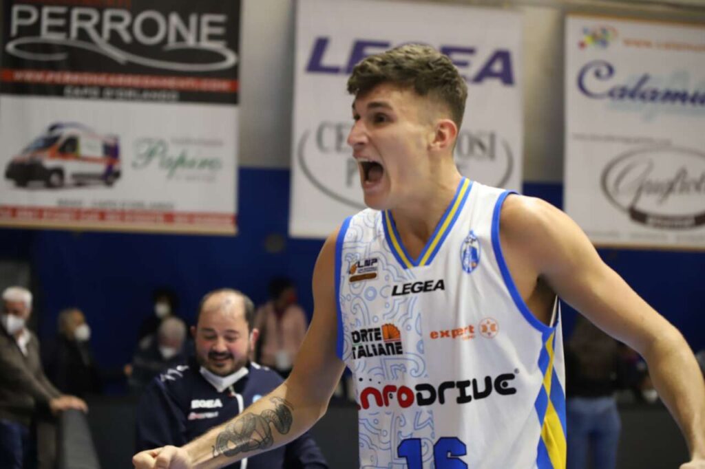 BASKET – Incredibile buzzer-beater da centrocampo di Simone Vecerina. La Infodrive Capo d’Orlando batte Piacenza