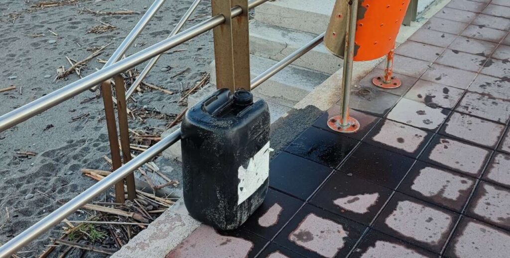 RIFIUTI A PERDERE – “Dimenticato” un bidone d’olio sul lungomare
