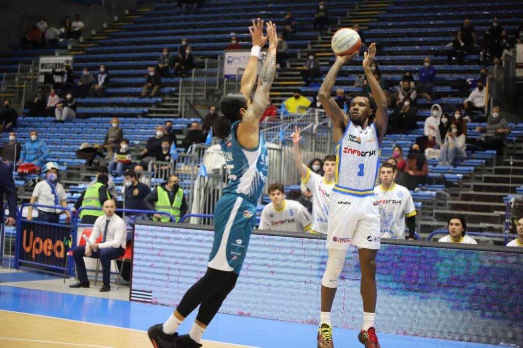 BASKET – Cuore e orgoglio: Infodrive Capo d’Orlando battuta da Cantù solo all’overtime
