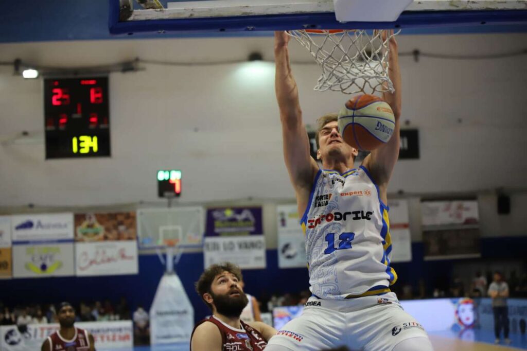BASKET – Una schiacciate Infodrive Capo d’Orlando trionfa in gara 3 contro Nardò